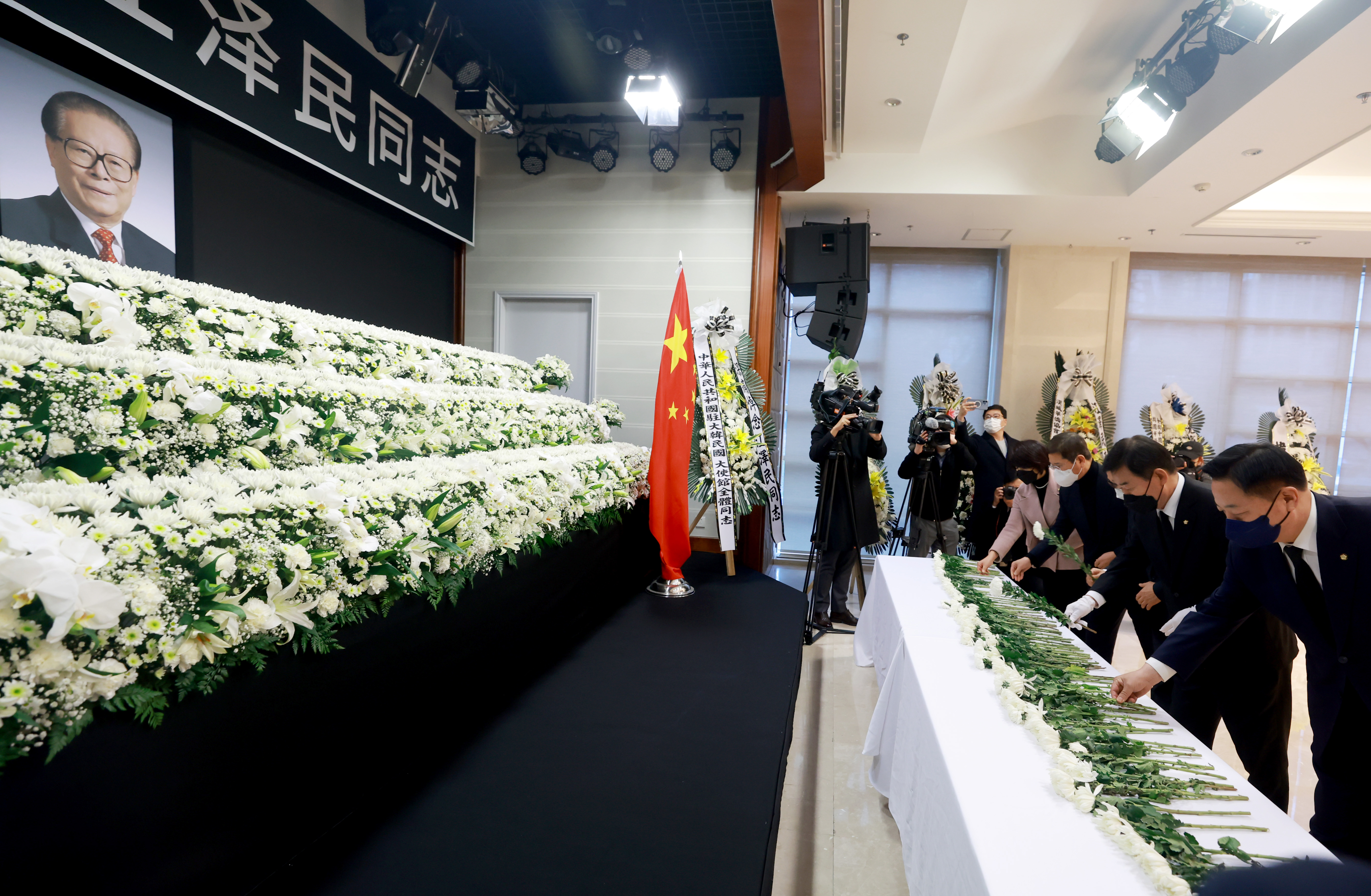 김진표 의장, 주한 중국대사관 찾아 故 장쩌민 전 주석 조문 관련사진 1 보기