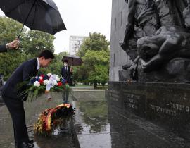 김진표 의장, 빌리 브란트가 무릎 꿇은 폴란드 게토 희생자 위령탑 참배